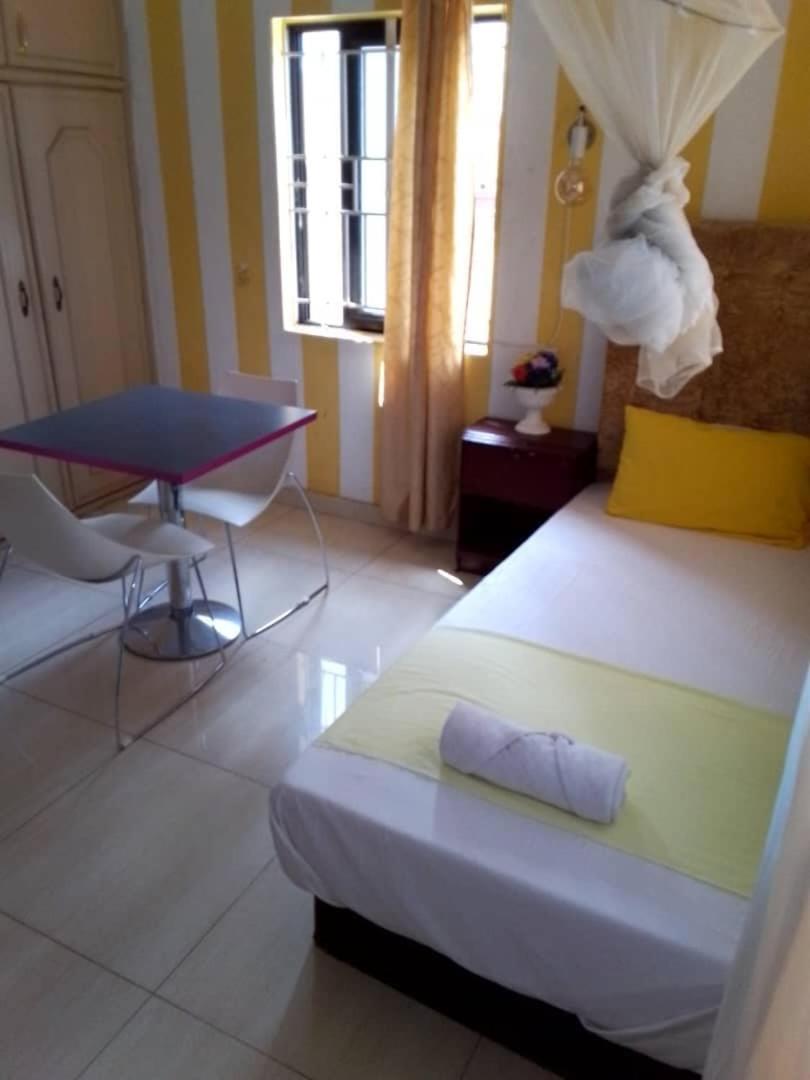 Zunox Guest House Freetown Exterior photo